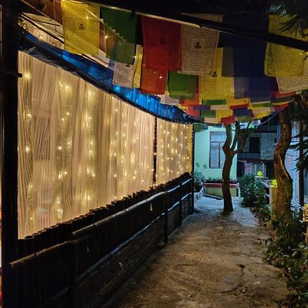 Moustache Mcleodganj Hostel แมคลอยด์กันจ์ ภายนอก รูปภาพ