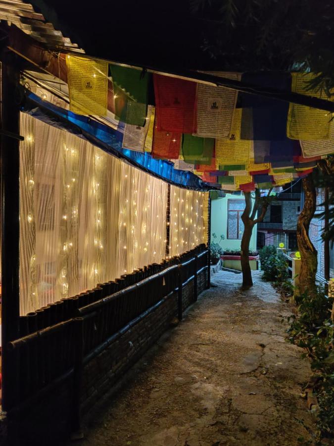 Moustache Mcleodganj Hostel แมคลอยด์กันจ์ ภายนอก รูปภาพ