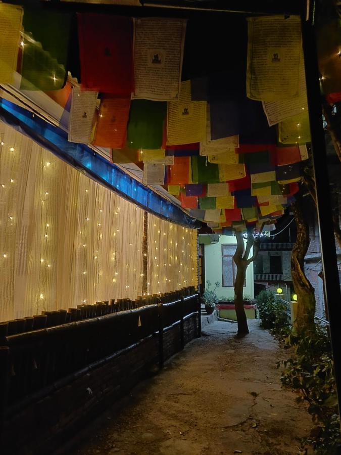 Moustache Mcleodganj Hostel แมคลอยด์กันจ์ ภายนอก รูปภาพ