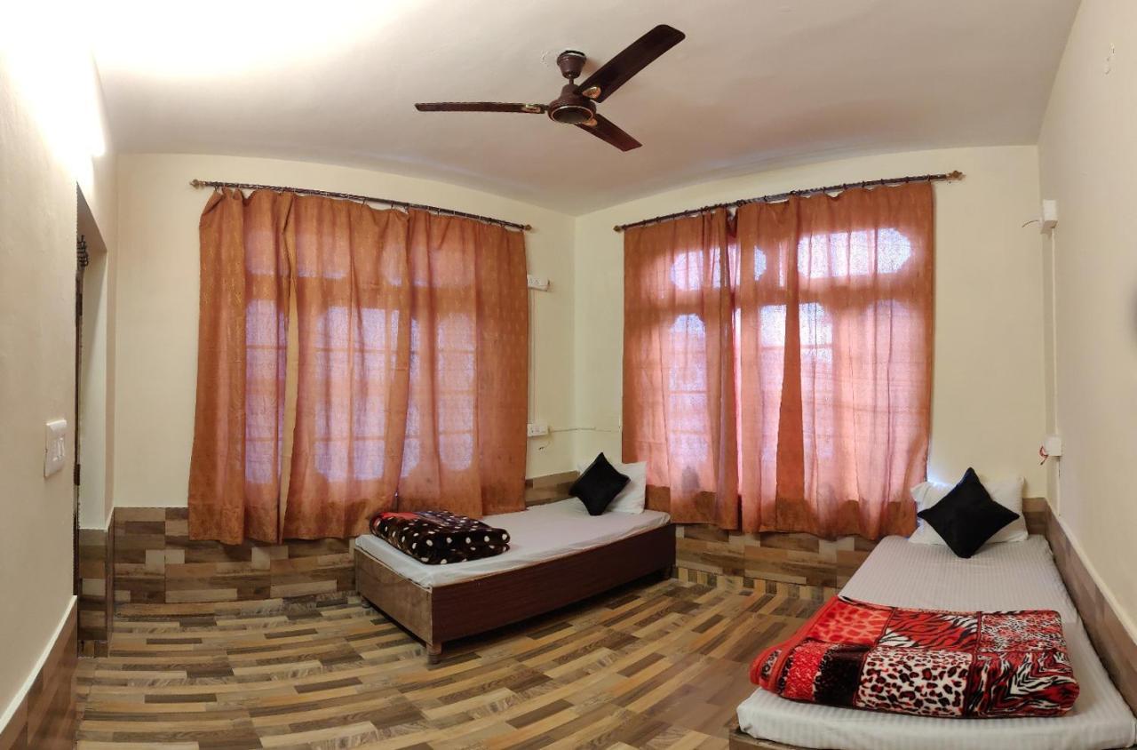Moustache Mcleodganj Hostel แมคลอยด์กันจ์ ภายนอก รูปภาพ