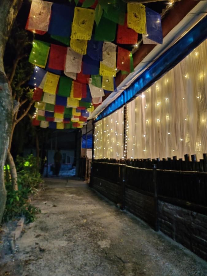 Moustache Mcleodganj Hostel แมคลอยด์กันจ์ ภายนอก รูปภาพ